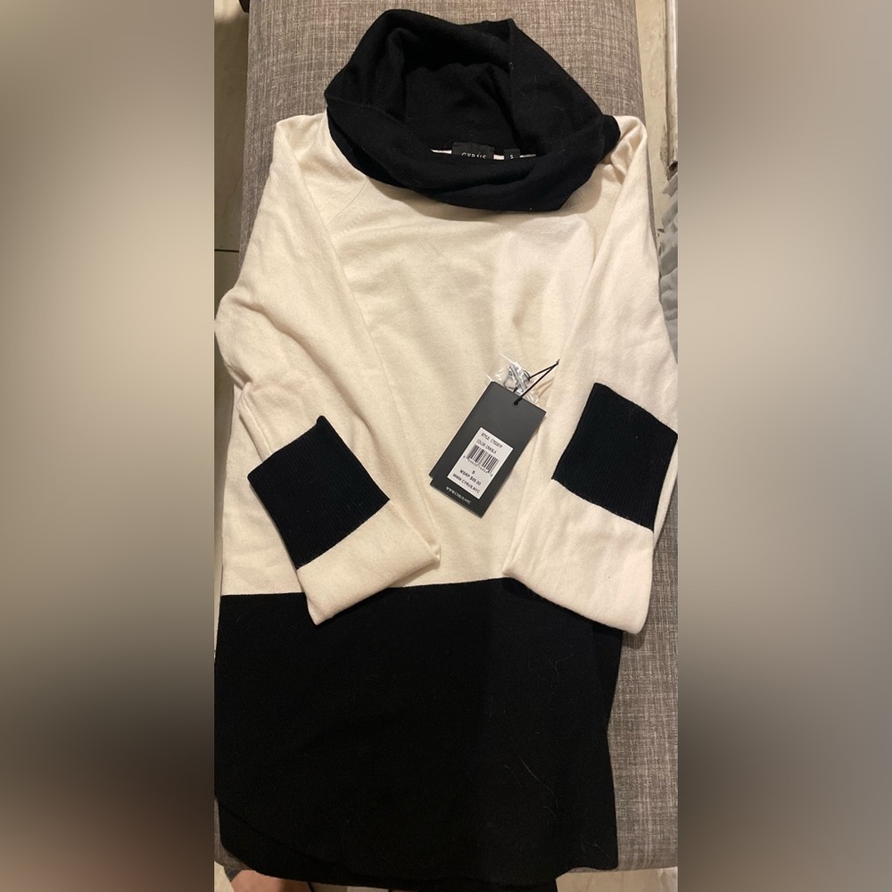 Elegant New York Cream/Black  Turtle Neck Size Small
